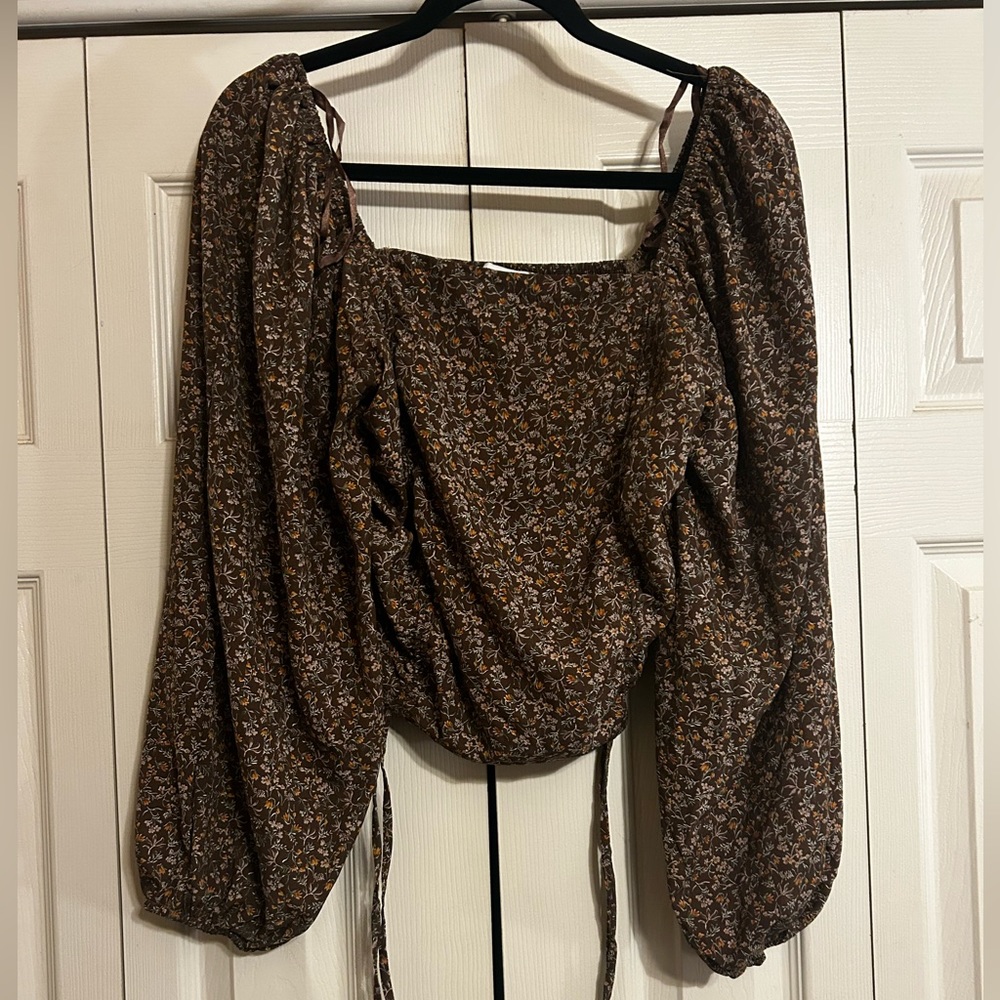 Adorable floral cropped blouse